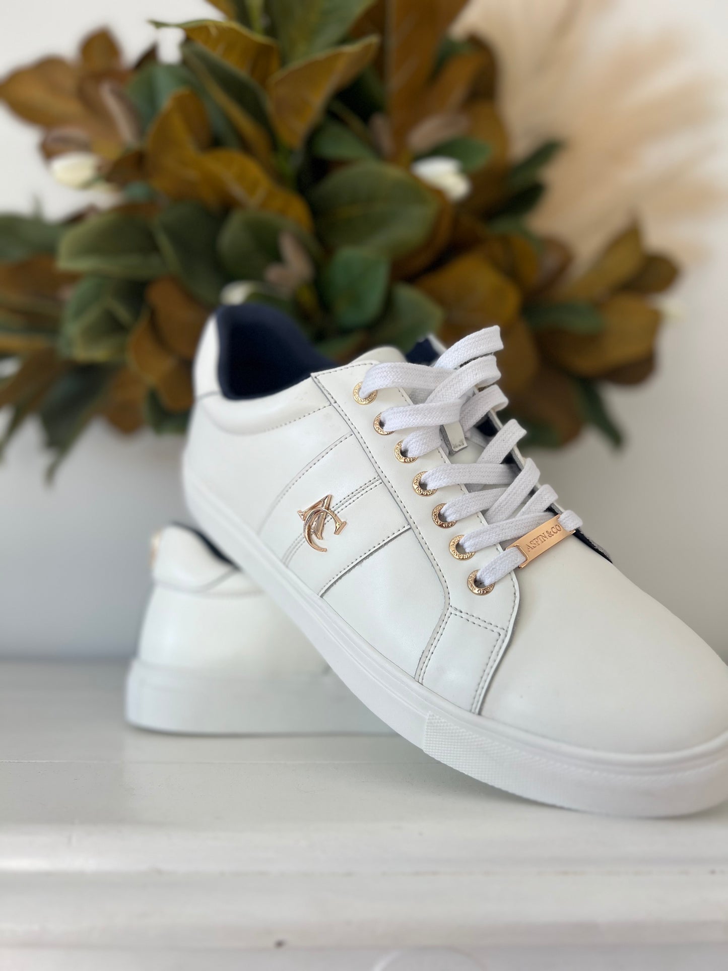 Pre sale: Luxury gold detail sneakers