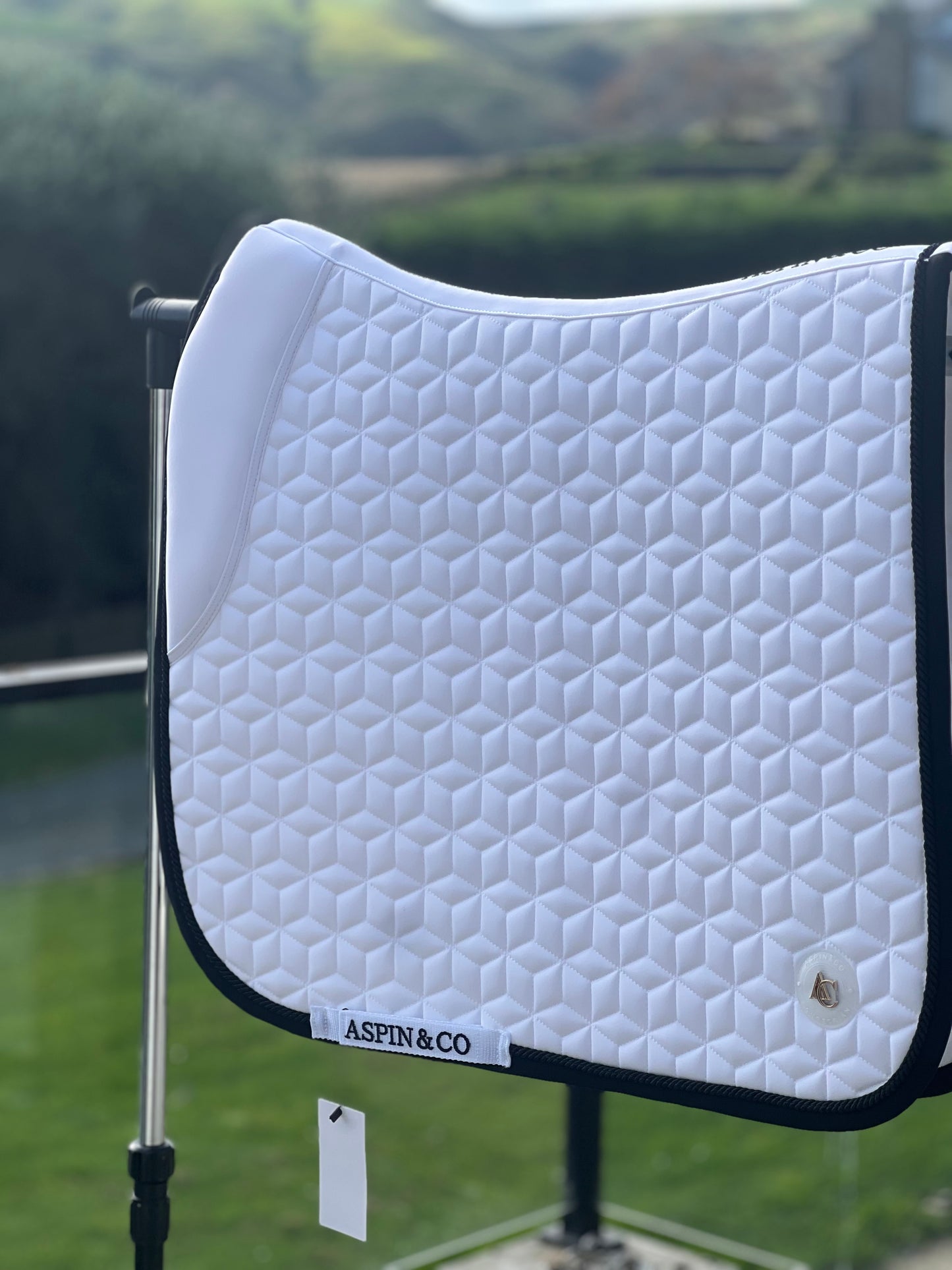 Pre launch - White with black