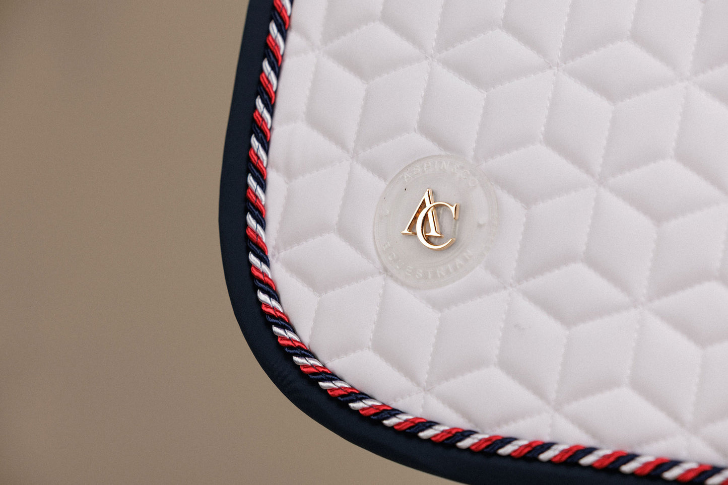 White & 🇬🇧 trim: Jumping Saddle pad