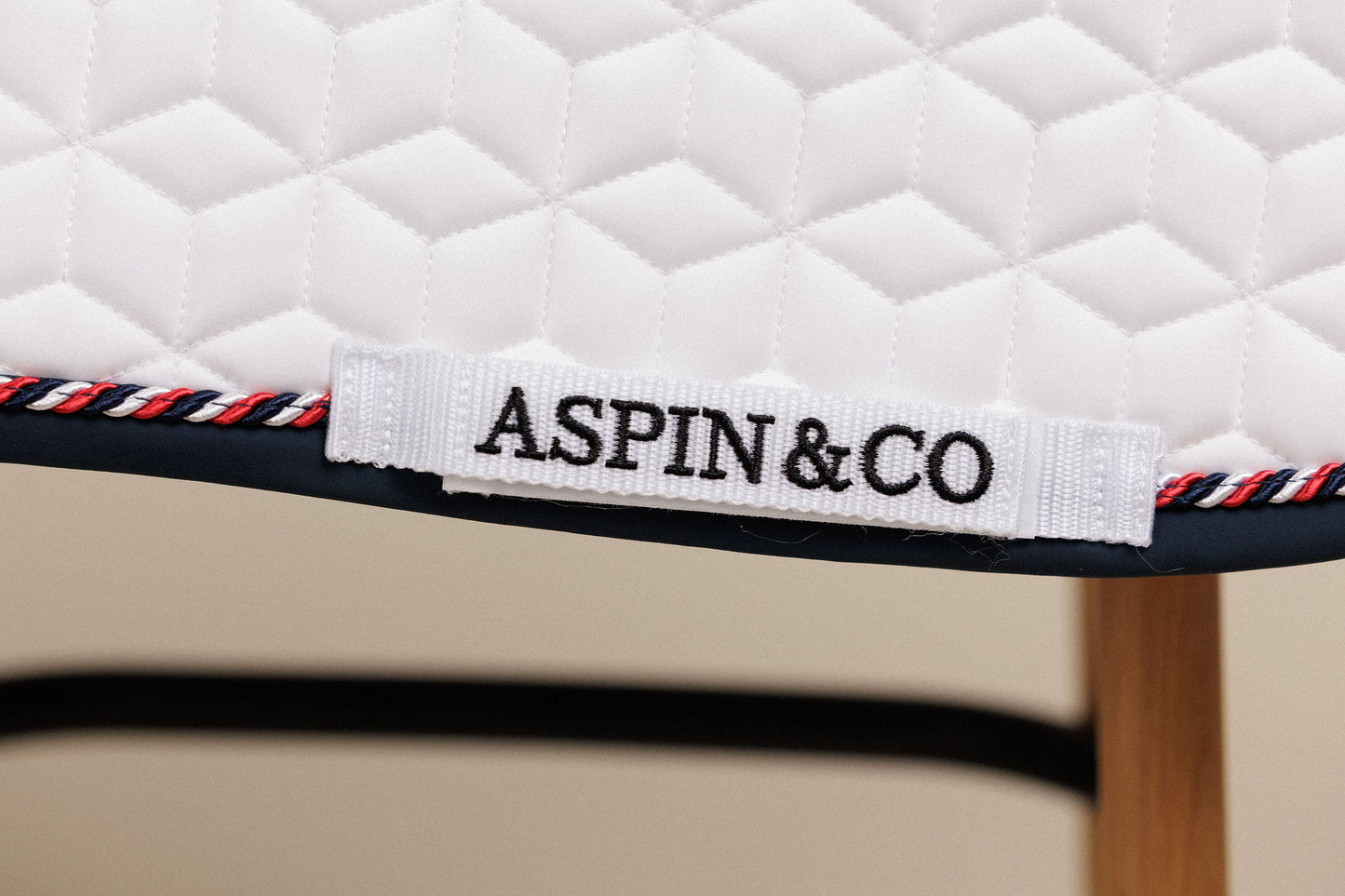 White & 🇬🇧 trim: Jumping Saddle pad